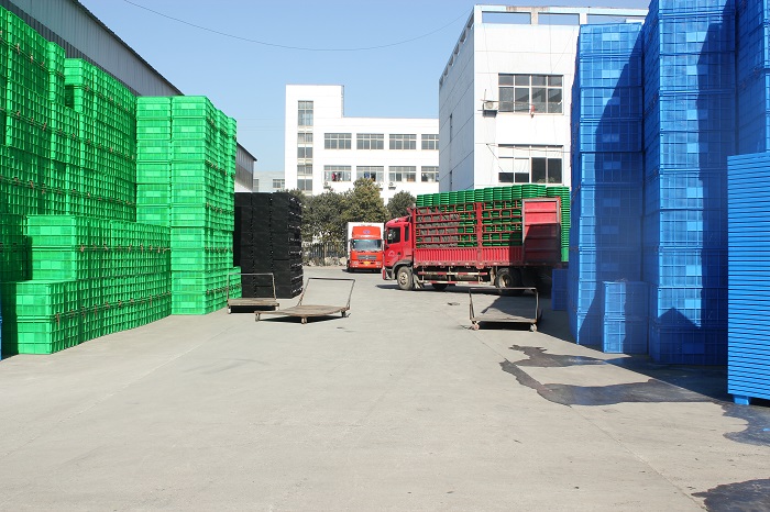 2016年林輝塑業(yè)門(mén)口排隊(duì)等待發(fā)貨的大貨車(chē)