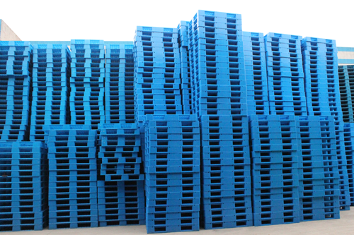 林輝是如何儲(chǔ)存塑料托盤(pán)的