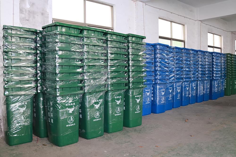 瞧，隔壁鄉(xiāng)鎮(zhèn)的環(huán)衛(wèi)垃圾桶都換新了~