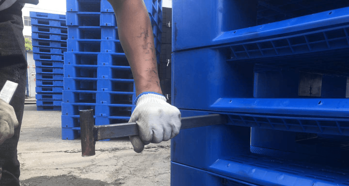 承重有要求，價格加一點(diǎn)也要給塑料托盤加鋼管