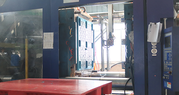 塑料托盤是這樣生產(chǎn)的，工廠師傅告訴你！