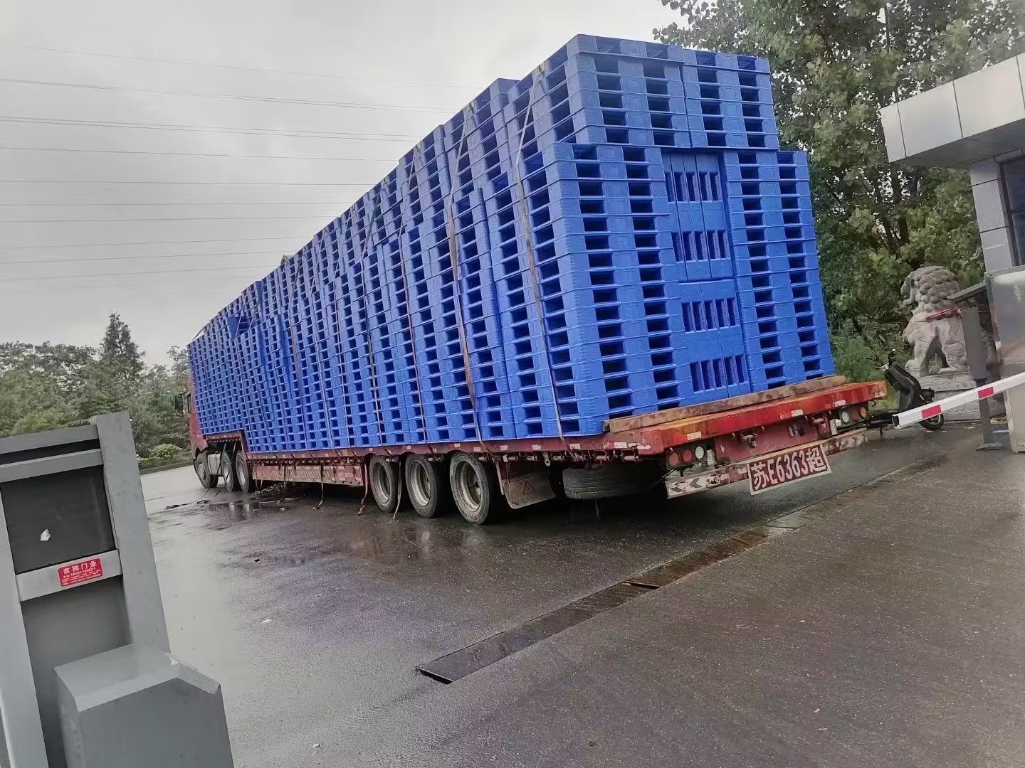 2025全國(guó)傳統(tǒng)工業(yè)電商物流塑料托盤：產(chǎn)業(yè)鏈融合下的標(biāo)準(zhǔn)化、智能化與綠色革命