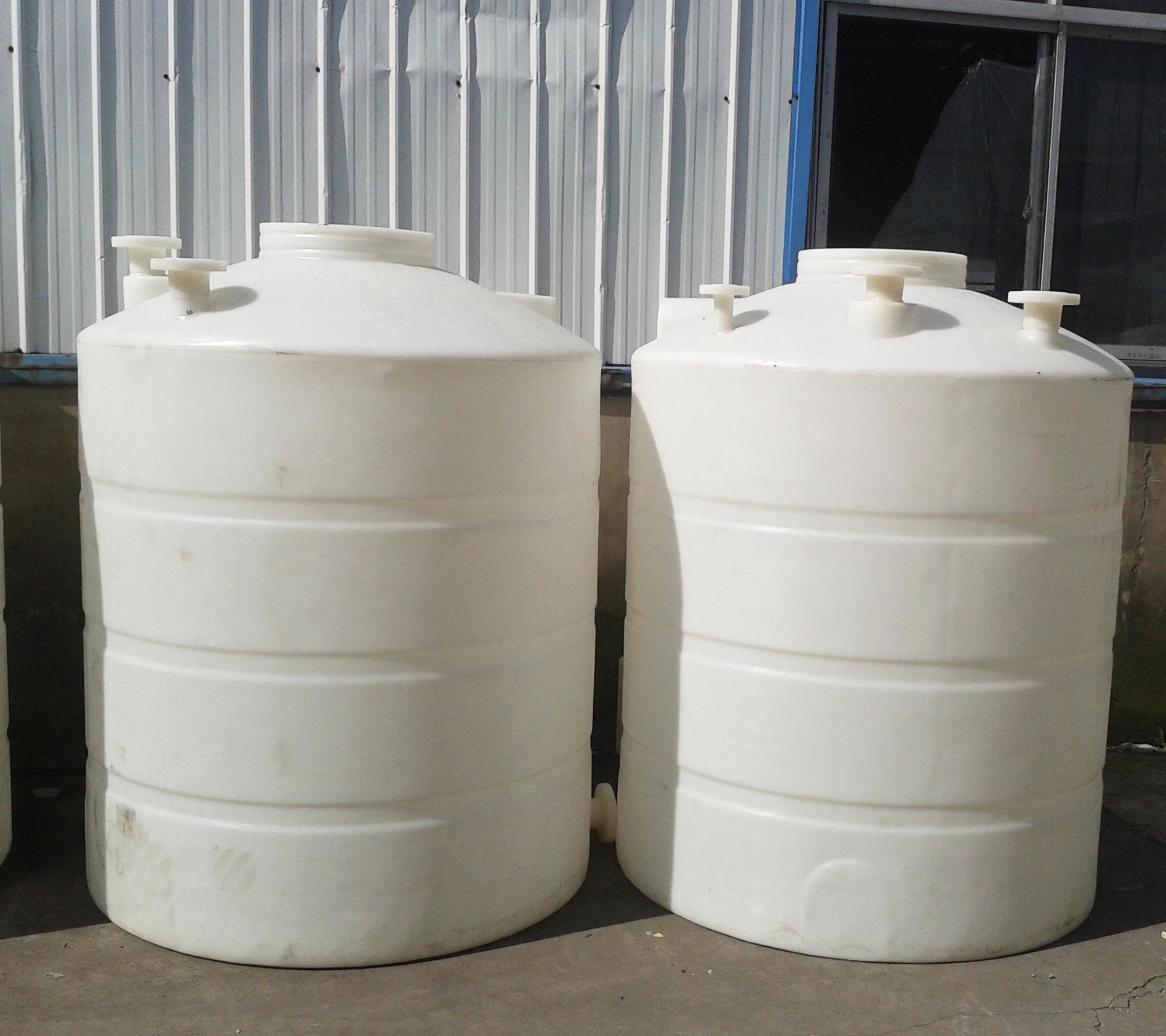 LLDPE滾塑牛筋圓桶：堅(jiān)韌與一體成型的工業(yè)容器典范