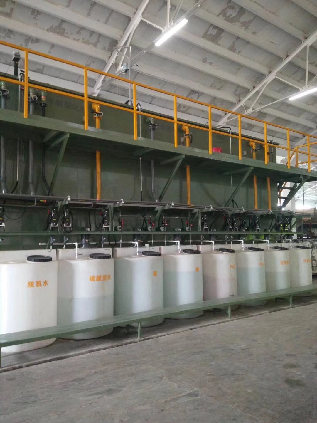 食品加工場景塑料容器選型指南：構(gòu)建安全、高效的生產(chǎn)基石